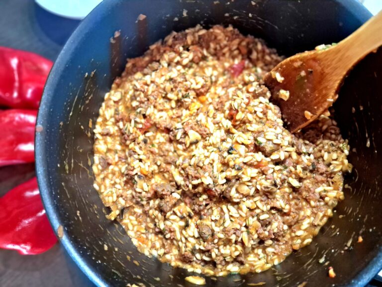 Пълнени чушки с кайма, ориз и гъби