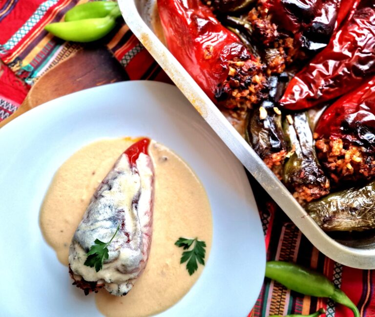 Пълнени чушки с кайма, ориз и гъби