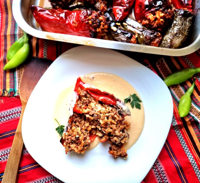 Пълнени чушки с кайма, ориз и гъби