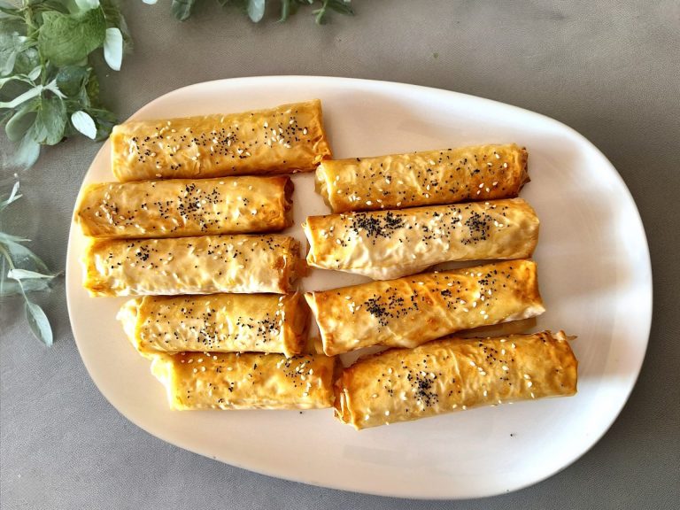 Банички с пушен бекон, моцарела и чедър