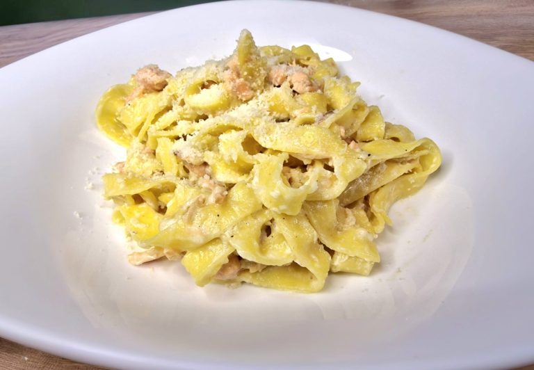 Паста талиателе със сьомга и сметана