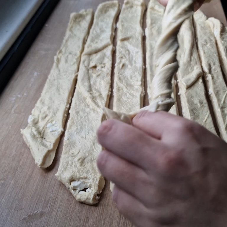 Усукан тутманик със сирене